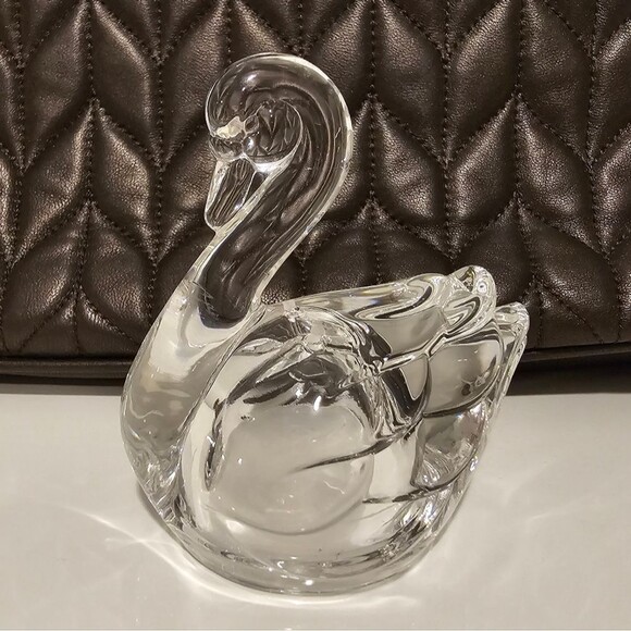 Glass Swan Pepper Shaker - Picture 1 of 9